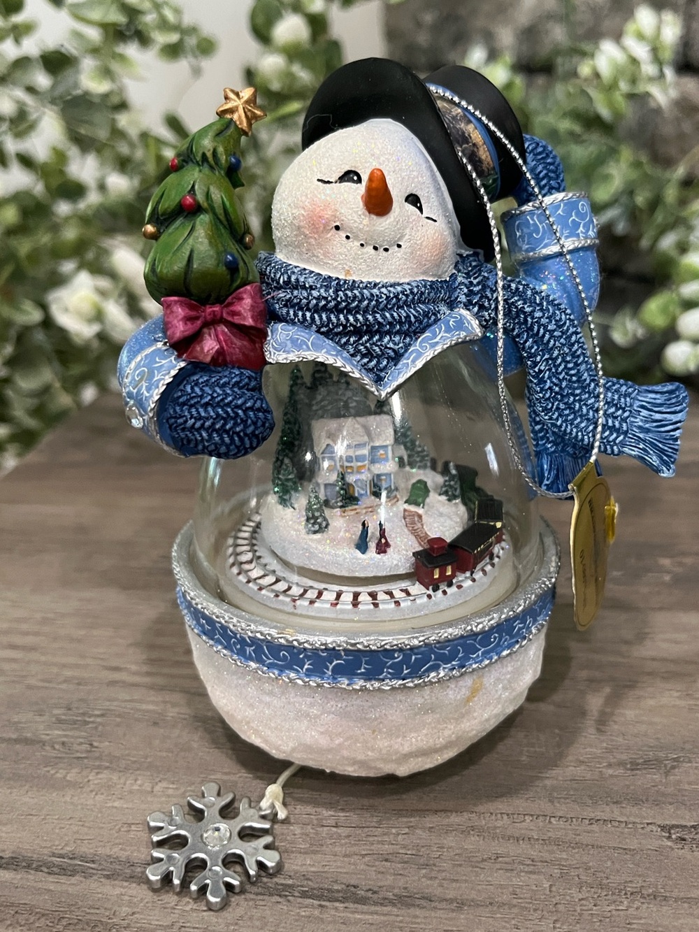 Thomas Kinkade “Bringing Holiday Cheer” Musical 2009 Collector’s Ornament